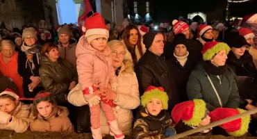 Jarmark bożonarodzeniowy i marsz mikołajów przyciągnęły tłumy mieszkańców