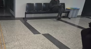 Bezdomni koczują w centrum przesiadkowym 