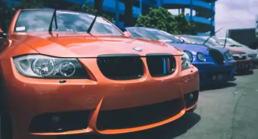 Samochody z USA – czym różnią się od europejskich modeli i dlaczego zyskują popularność