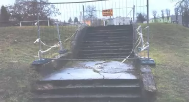 Bieżnia i schody w fatalnym stanie 