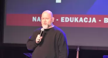 Jak powstają seriale? Artur Kowalewski, pochodzący z Nysy producent filmowy i scenarzysta opowiedział o tym podczas Nyskiego Festiwalu Nauki 