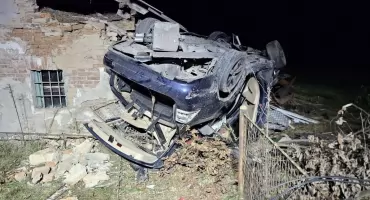 Jazdę zakończył na budynku. Szalony rajd kierowcy BMW 