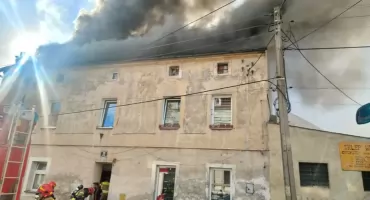 Pożar kamienicy w Paczkowie. W akcji gaśniczej ucierpiał strażak. 
