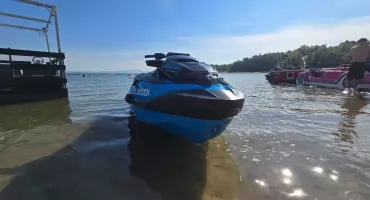 Groźny wypadek na jeziorze. Skuter uderzył w rower wodny z ludźmi