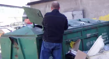 Ilu mieszkańców płaci za śmieci?