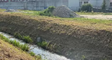 Ropopochodna substancja w potoku 