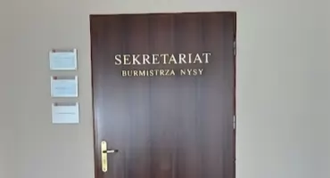 24 tys. zł za drzwi w urzędzie. Na WOPR zabrakło 15 tys. zł