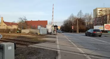 Szlabany nie działały, pociągi jechały. Chwile grozy na przejeździe na ul. Grodkowskiej