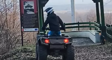 Quady i motocykle niszczą parki