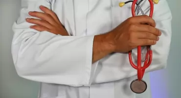 Kto ma prawo wystawić e-receptę? Uprawnienia lekarzy, pielęgniarek i felczerów