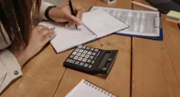 Jak sprawdzić wiarygodność firmy pożyczkowej przed zawarciem umowy?