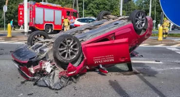 Dachowanie na krajówce w Otmuchowie. Dwie osoby w szpitalu