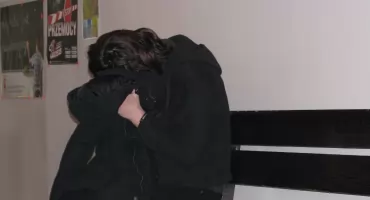 24 - latka była pijana i poszukiwana przez policję 