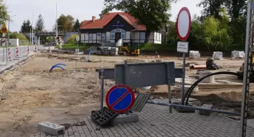 Plac przed dworcem rozkopany